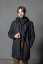 MOŠKI ČRN PLAŠČ Z ODSTRANLJIVO KAPUCO - Image 4