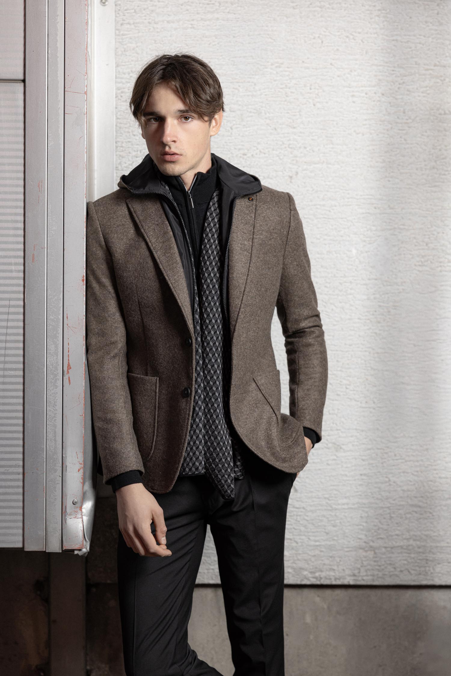 Rjav moški suknjič s kapuco RJAV MOŠKI SUKNJIČ Z ODSTRANLJIVO KAPUCO - Image 1