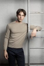 BEIGE PULOVER NA O IZREZ - BOMBAŽ